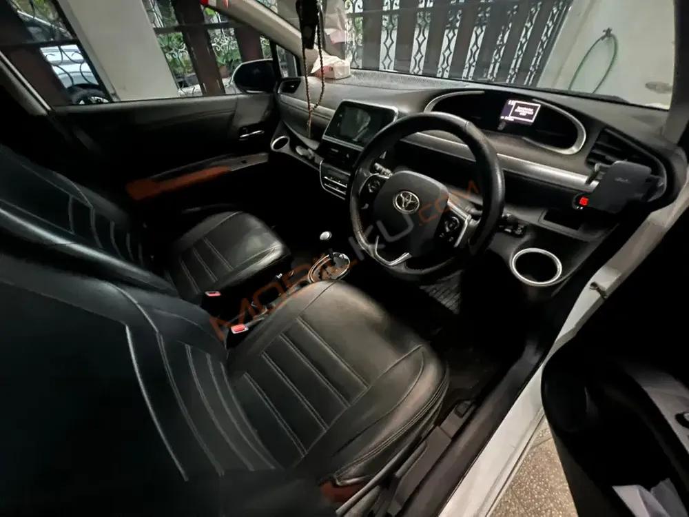 Mobil Toyota Sienta 2016