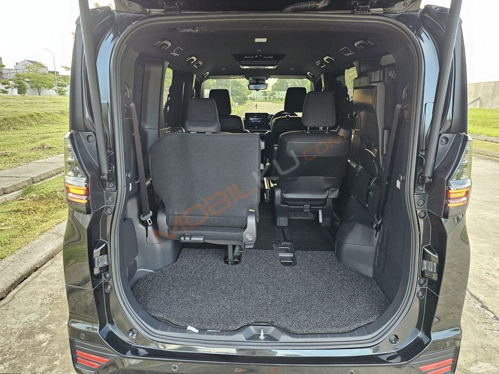 Mobil Toyota Voxy 2022