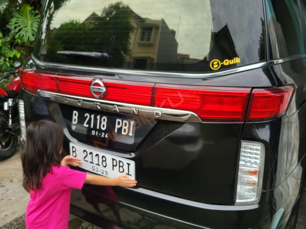 Mobil Nissan Elgrand 2013