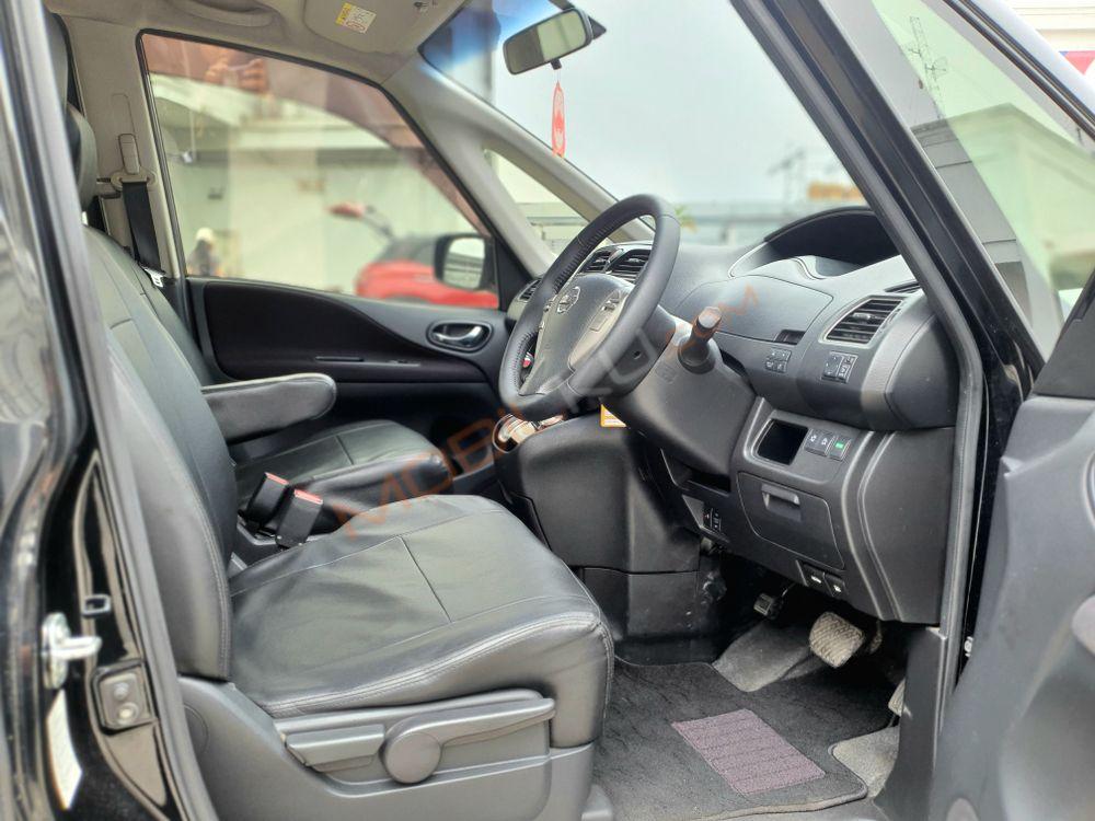 Mobil Nissan Serena 2017