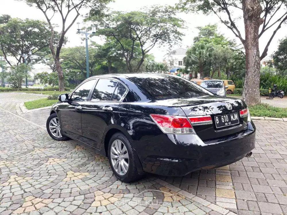 Mobil Honda Accord 2011