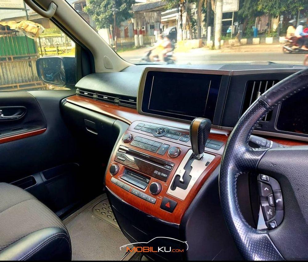 Mobil Nissan Elgrand 2007