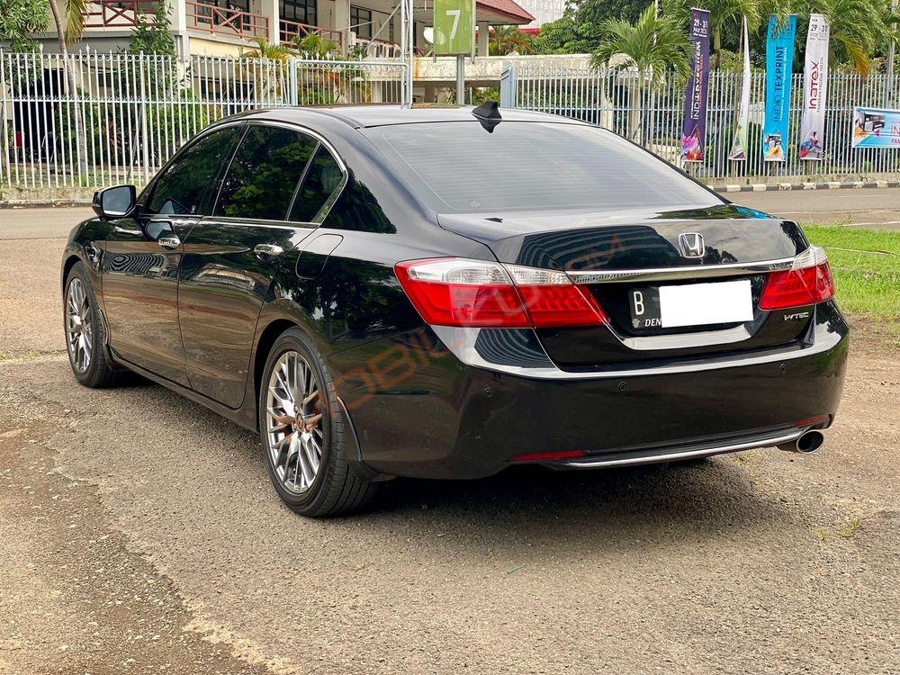 Mobil Honda Accord 2013
