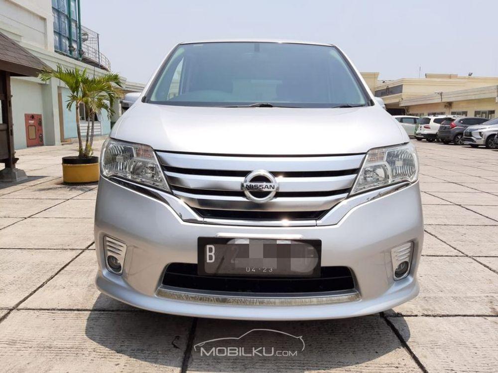 Mobil Nissan Serena 2013
