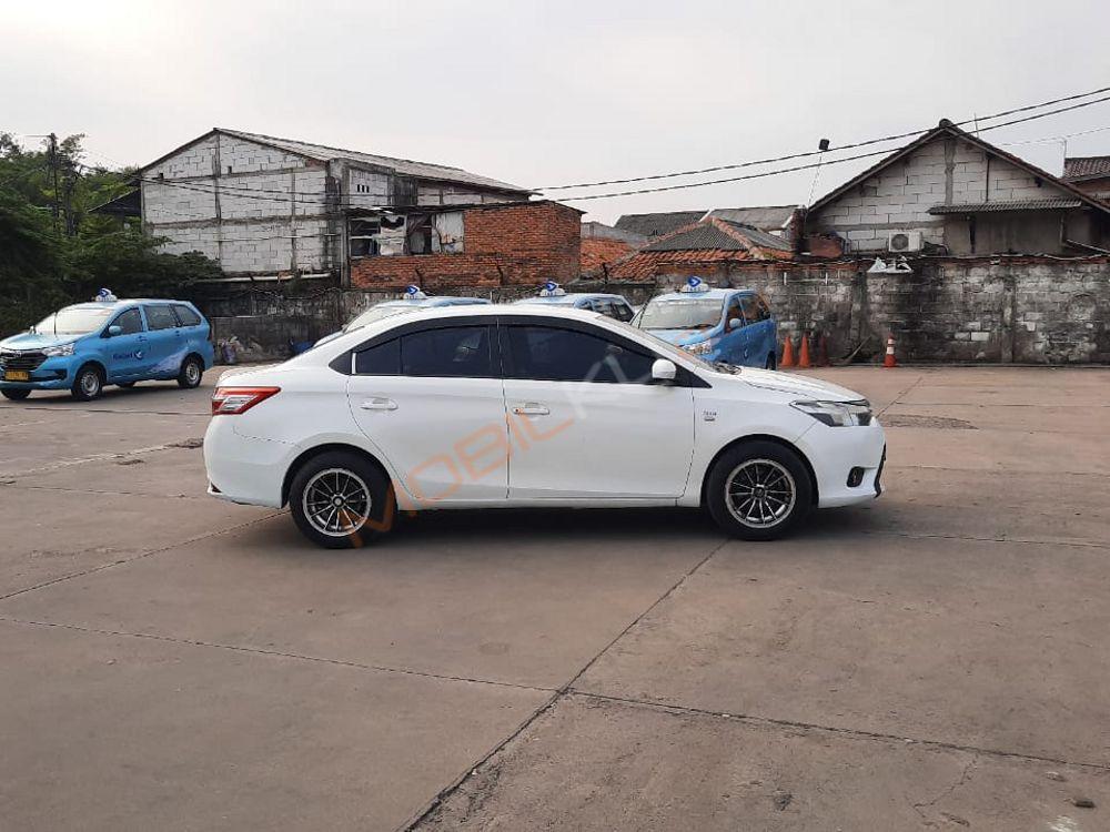 Mobil Toyota Limo 2014