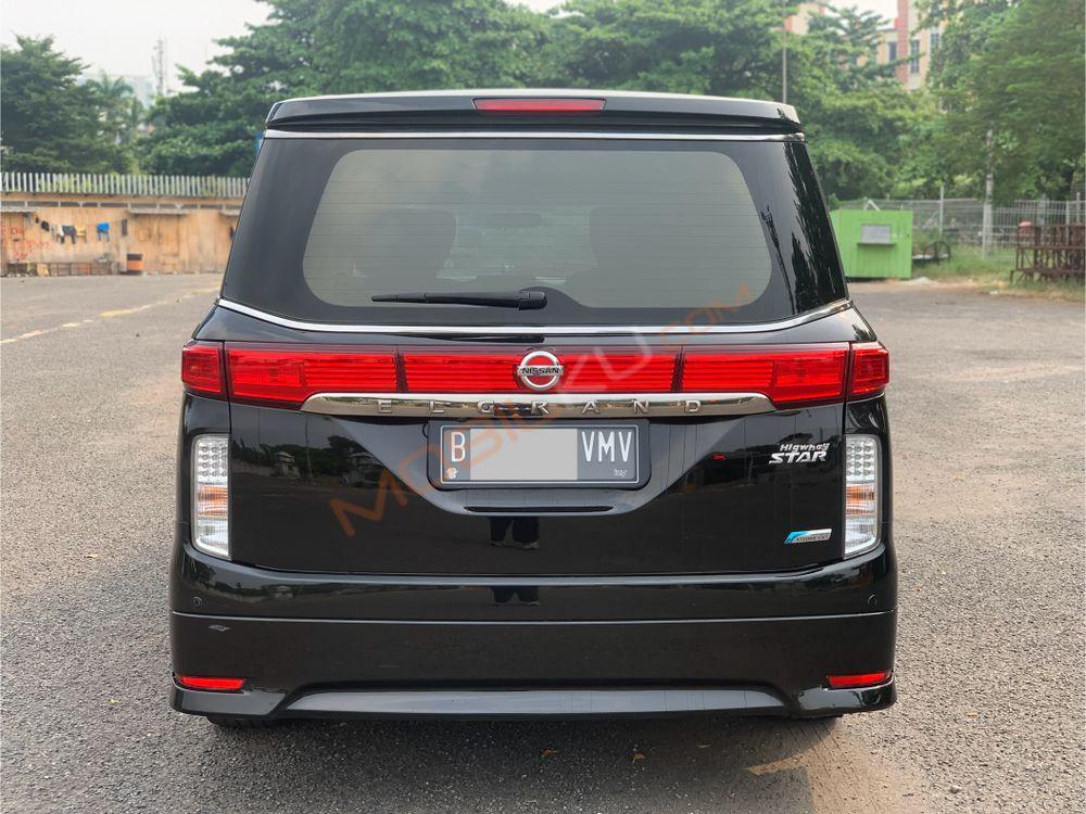 Mobil Nissan Elgrand 2013