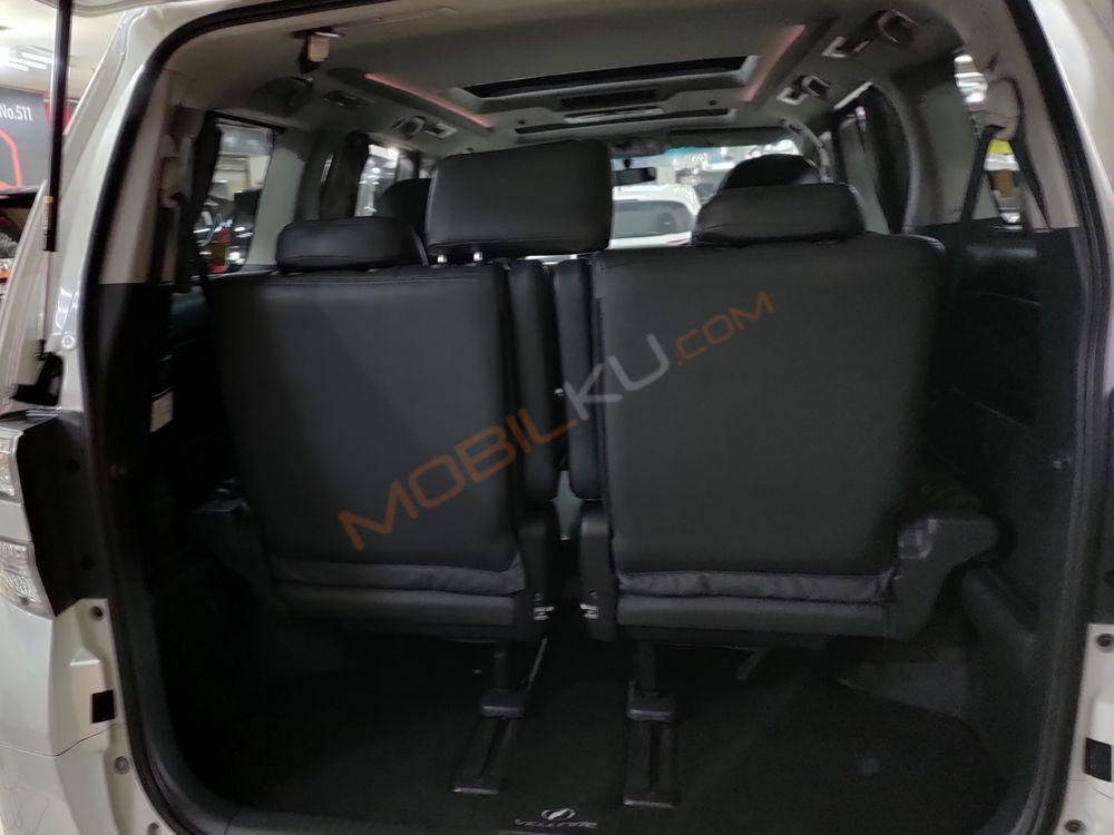 Mobil Toyota Vellfire 2012