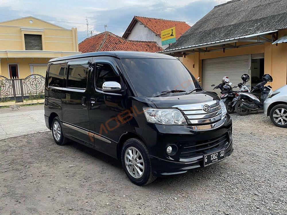 Mobil Daihatsu Luxio 2016