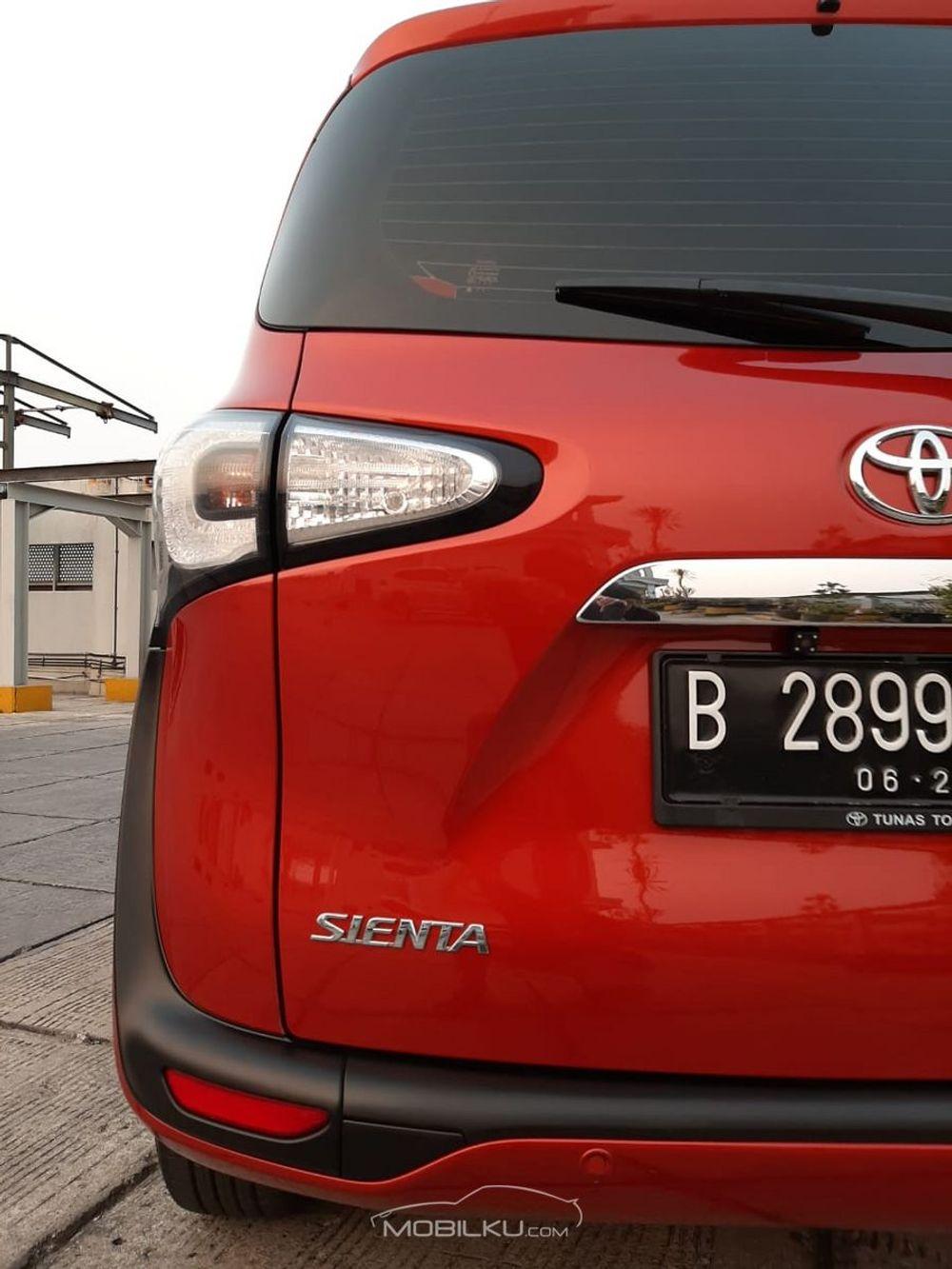 Mobil Toyota Sienta 2017