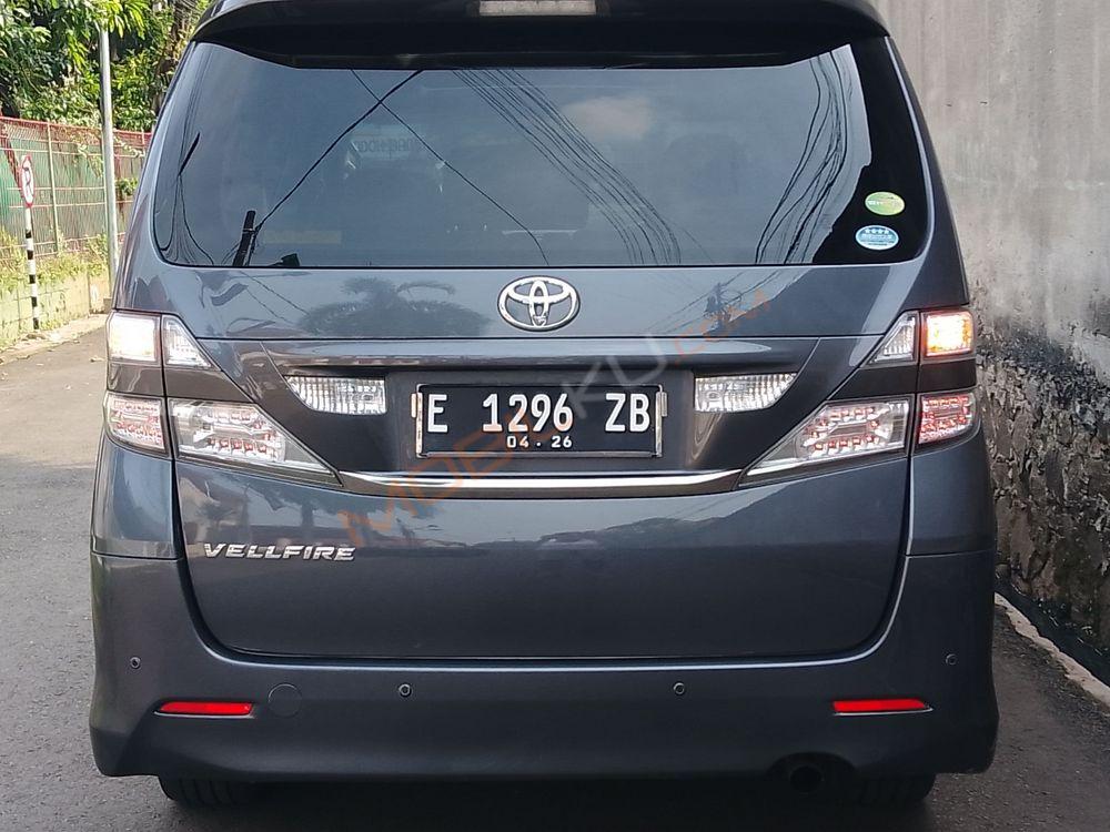 Mobil Toyota Vellfire 2011
