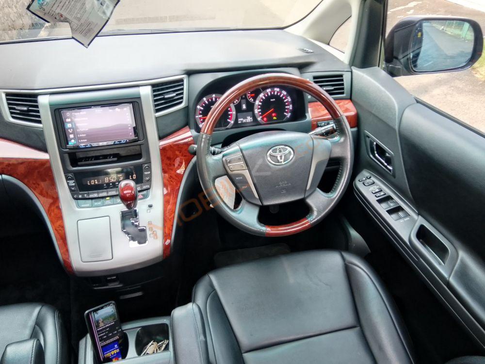 Mobil Toyota Vellfire 2011