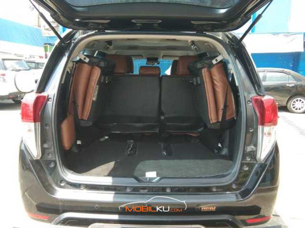 Mobil Toyota Kijang Innova 2017