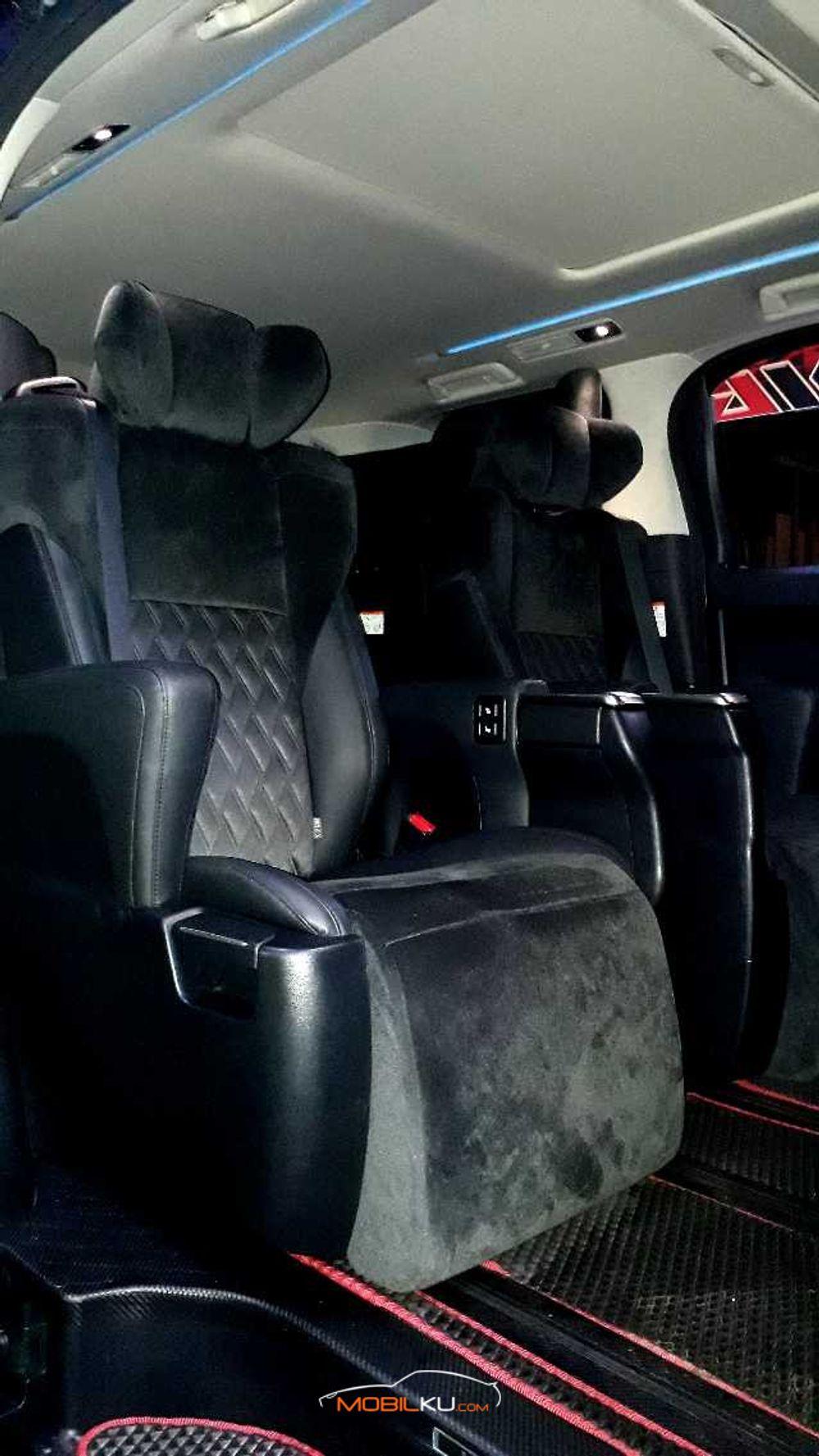 Mobil Toyota Vellfire 2016