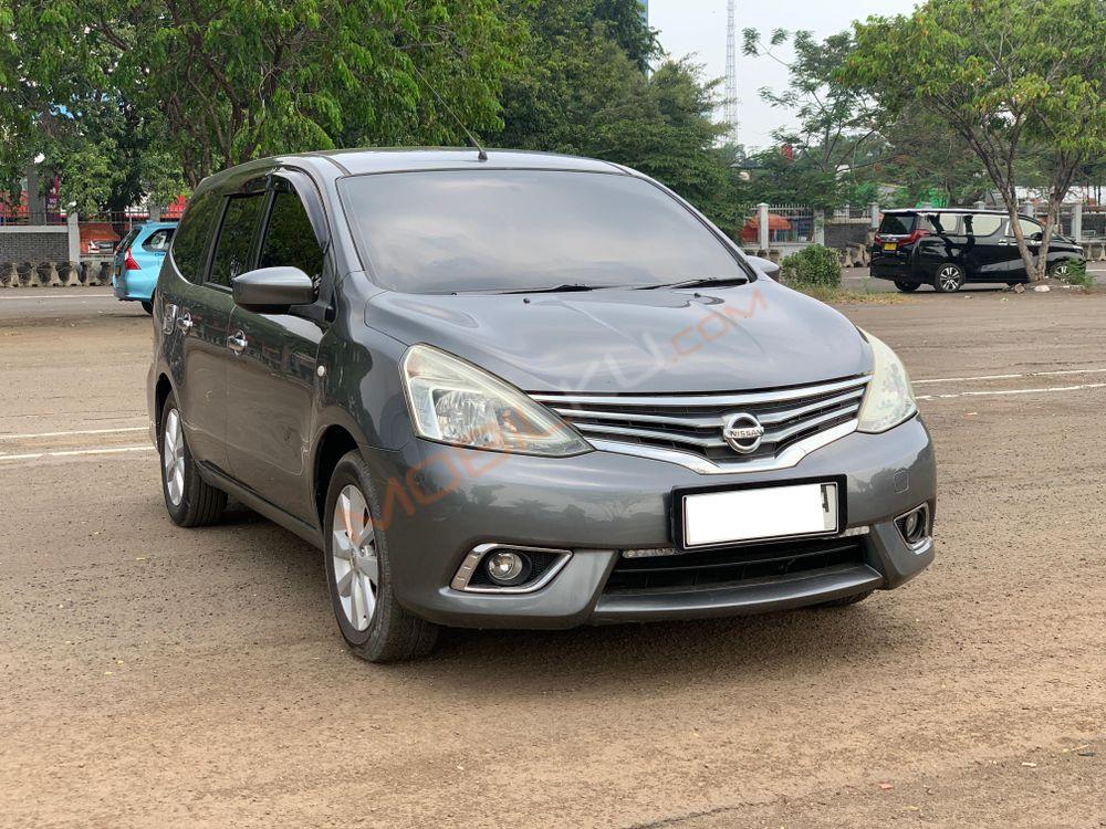 Mobil Nissan Grand Livina 2015