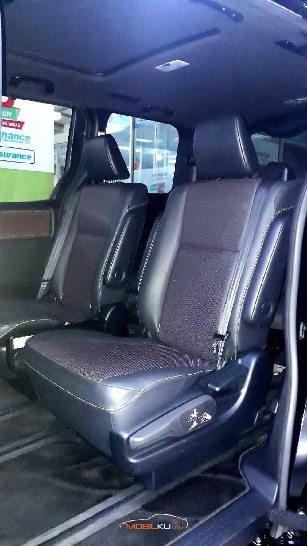 Mobil Toyota Voxy 2019