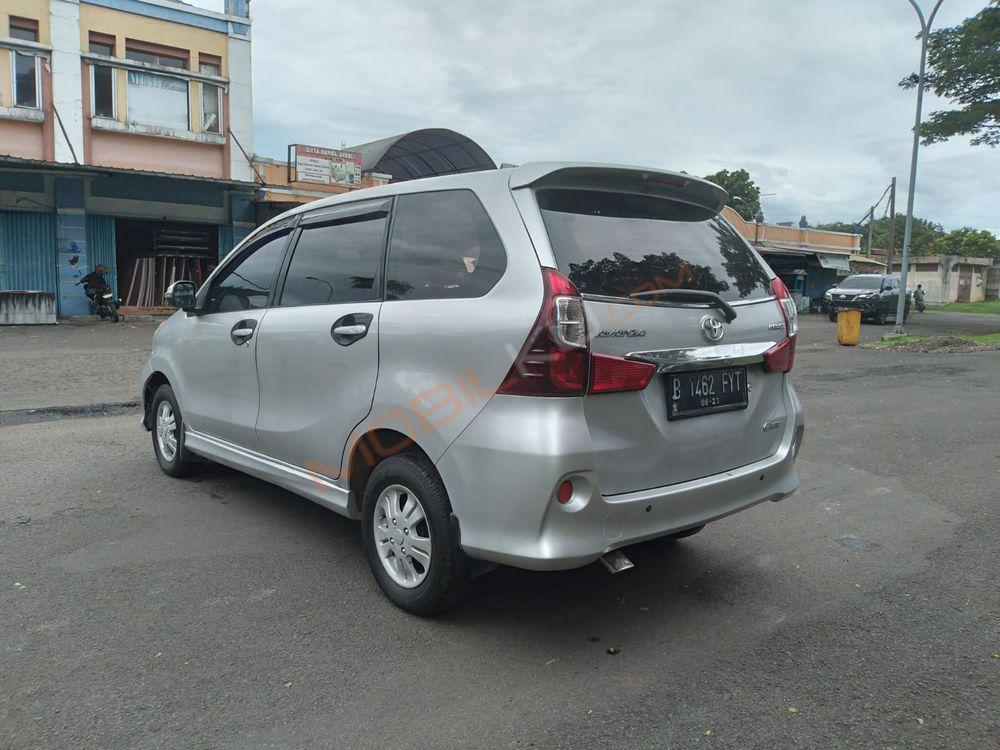 Mobil Toyota Avanza 2011