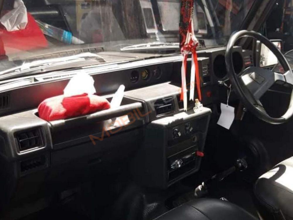 Mobil Daihatsu Taft 1995