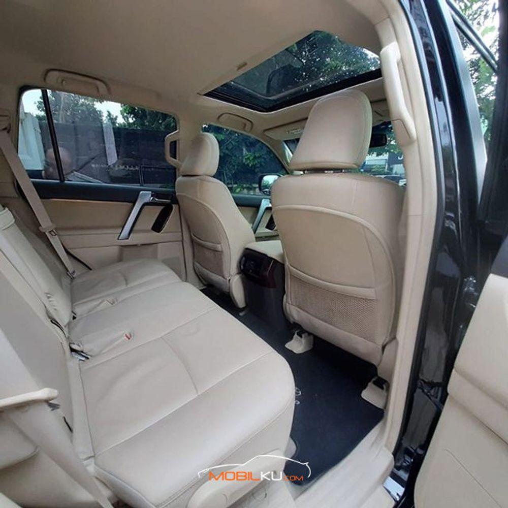 Mobil Toyota Land Cruiser 2014