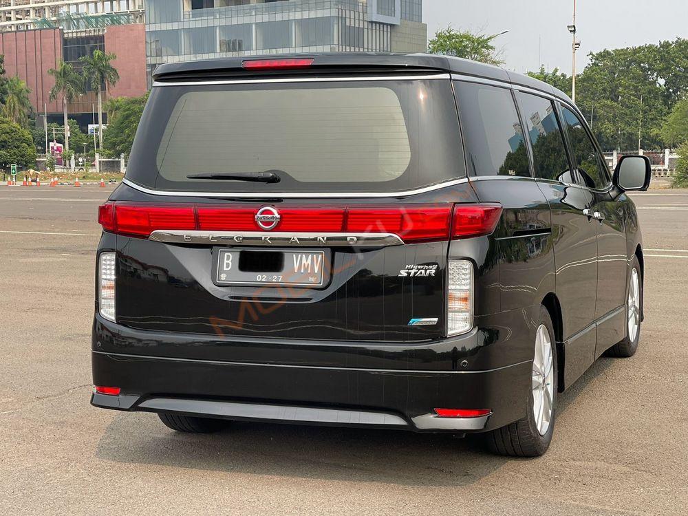 Mobil Nissan Elgrand 2013