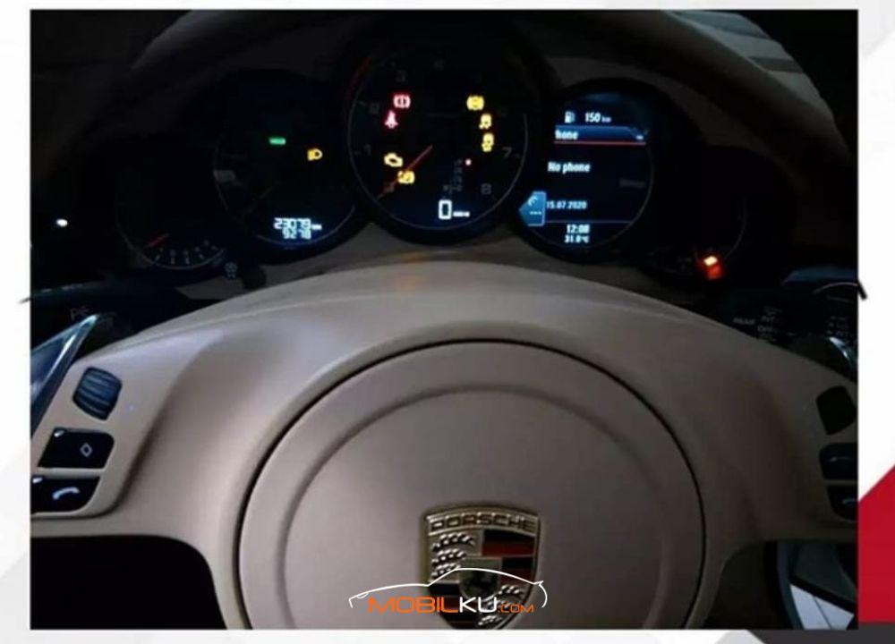 Mobil Porsche Panamera 2012