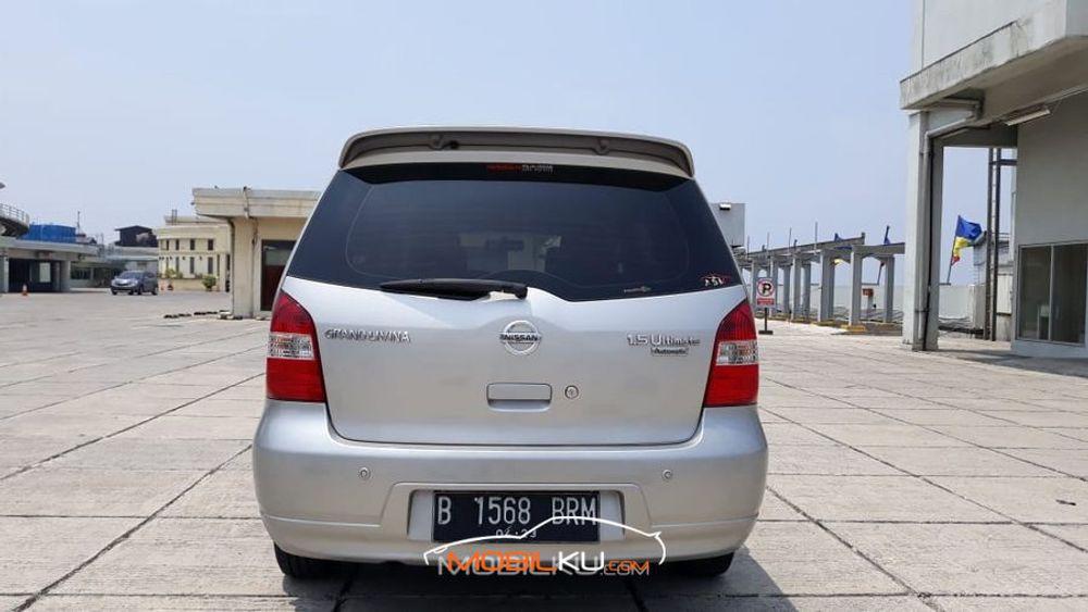 Mobil Nissan Grand Livina 2013