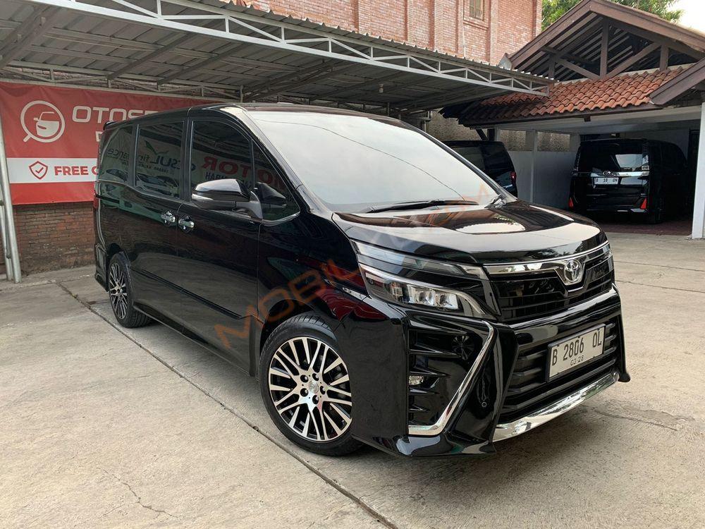 Mobil Toyota Voxy 2018