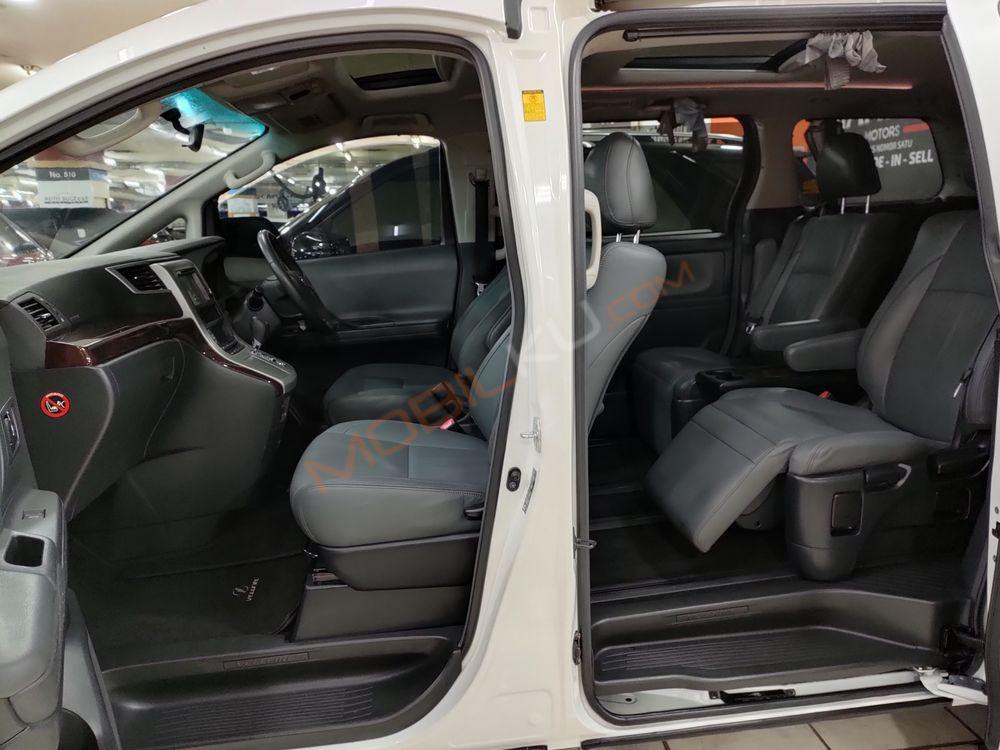 Mobil Toyota Vellfire 2012