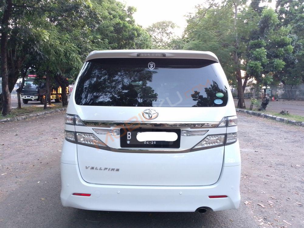 Mobil Toyota Vellfire 2015