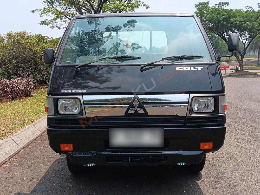 Mobil Mitsubishi L300 2023