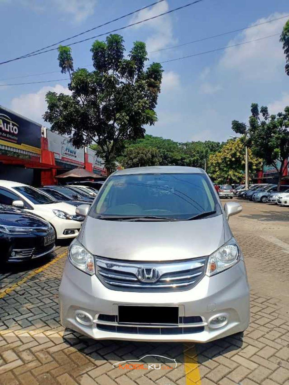 Mobil Honda Freed 2015