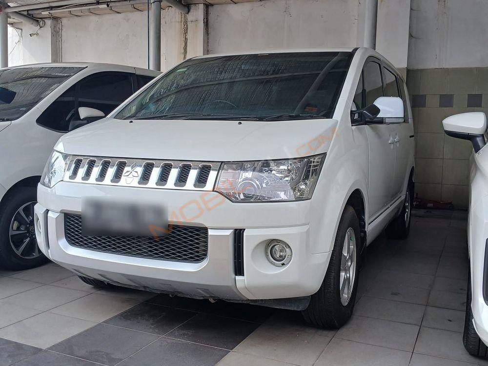 Mobil Mitsubishi Delica 2015