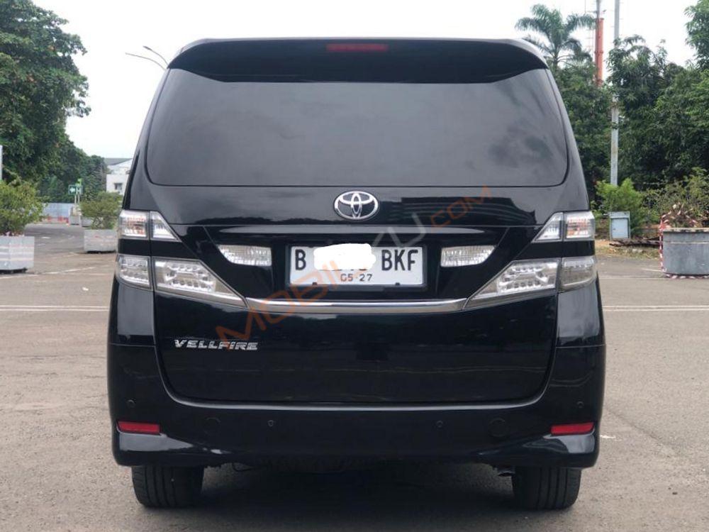 Mobil Toyota Vellfire 2010