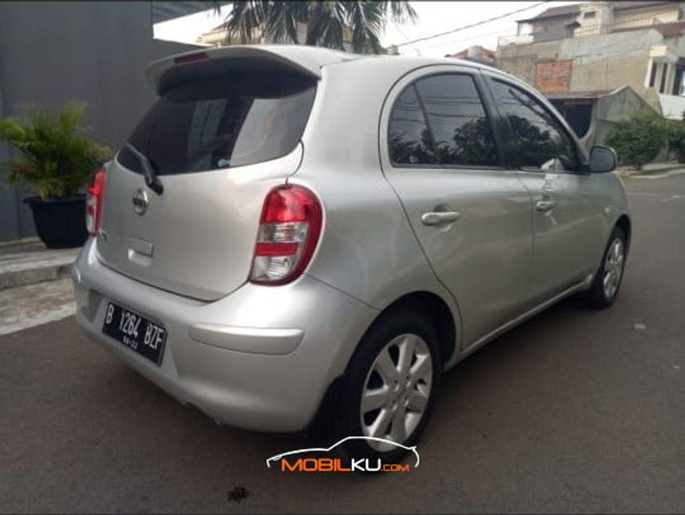 Mobil Nissan March 2012