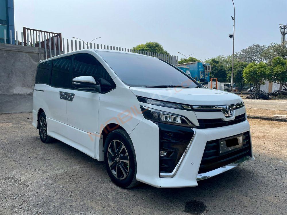 Mobil Toyota Voxy 2019