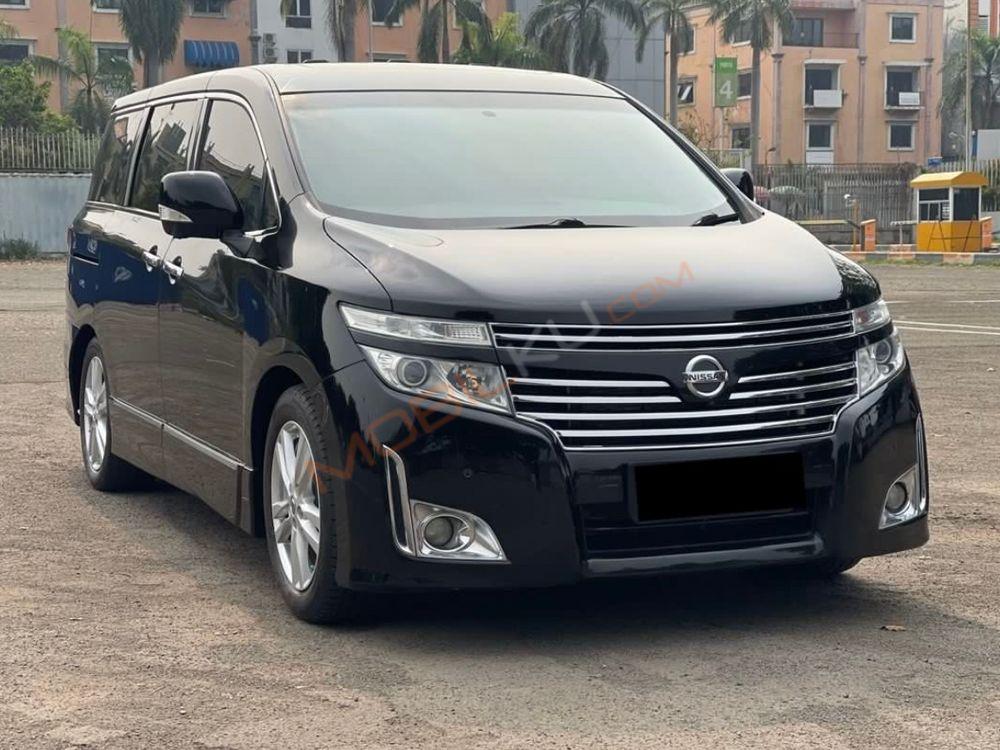 Mobil Nissan Elgrand 2013