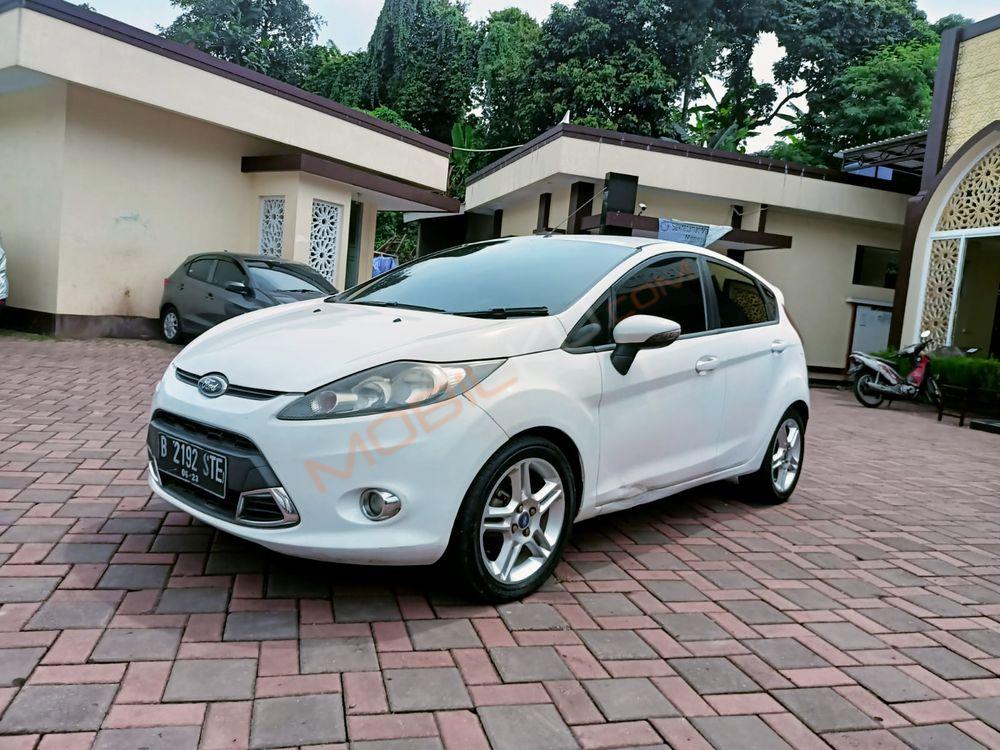 Mobil Ford Fiesta 2013