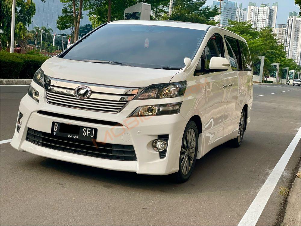 Mobil Toyota Vellfire 2015