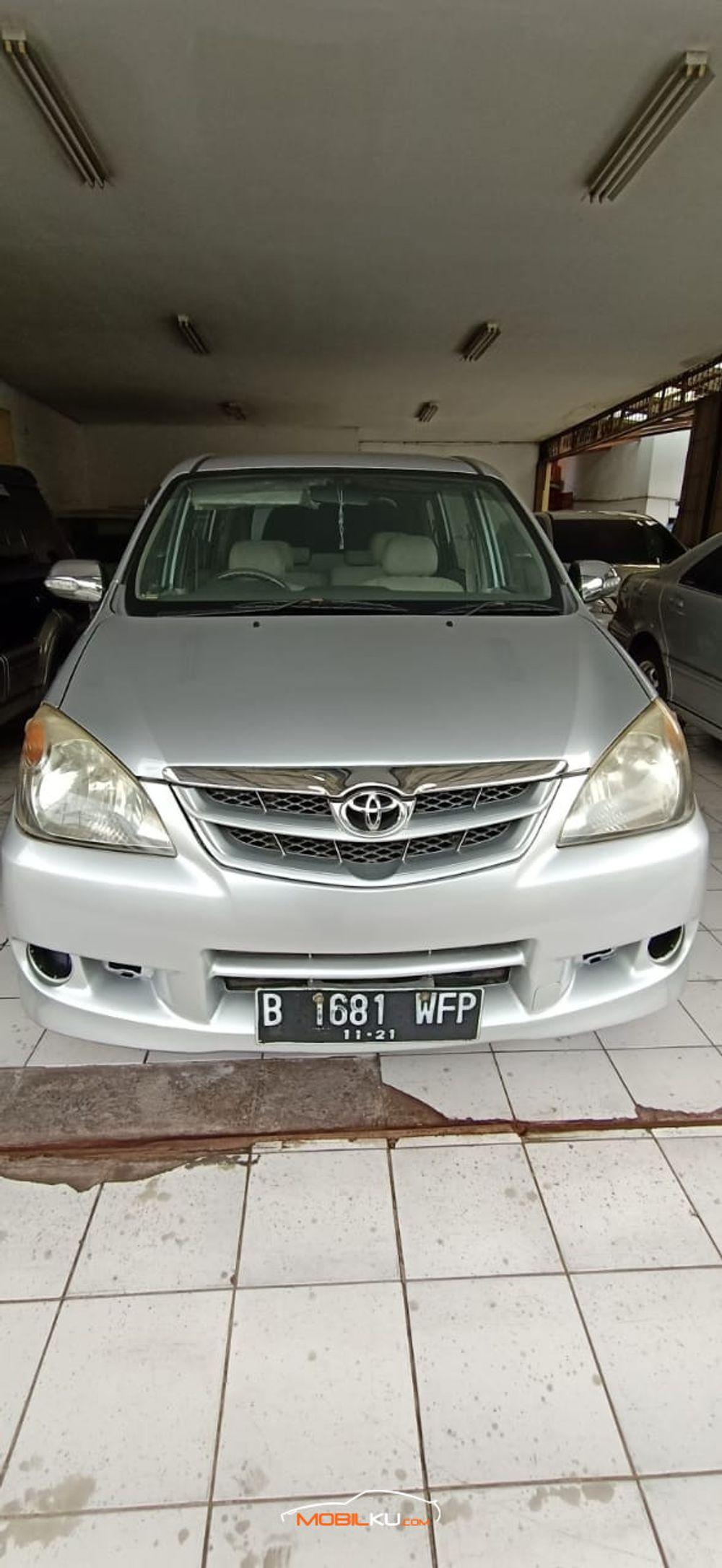 Mobil Toyota Avanza 2011