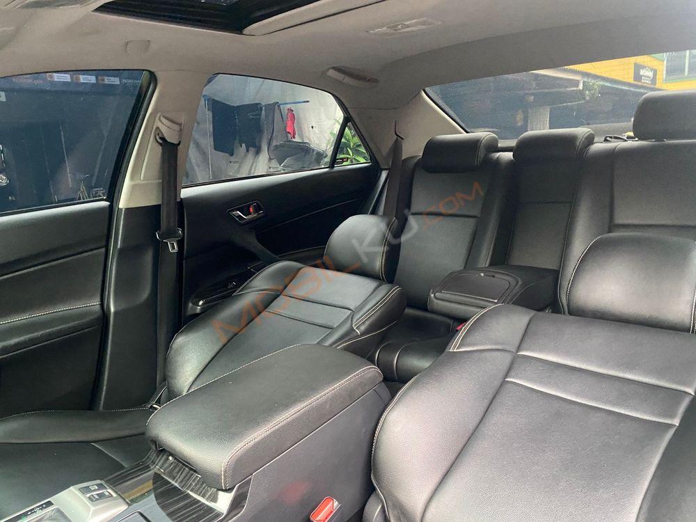 Mobil Toyota Mark X 2012