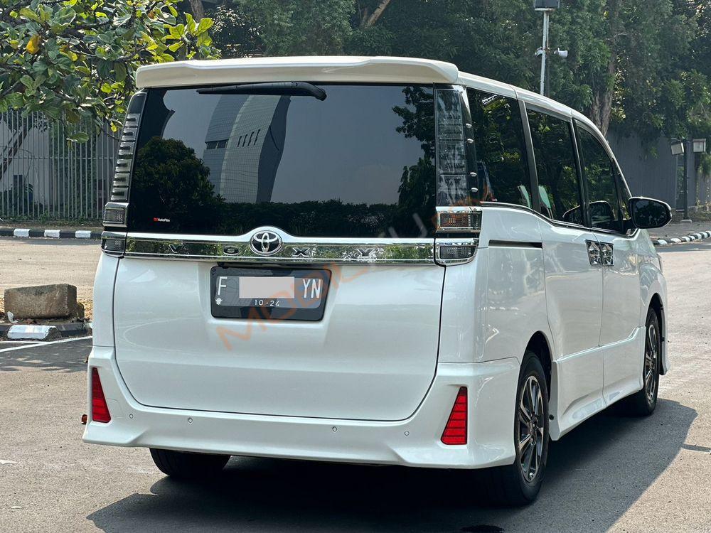 Mobil Toyota Voxy 2019