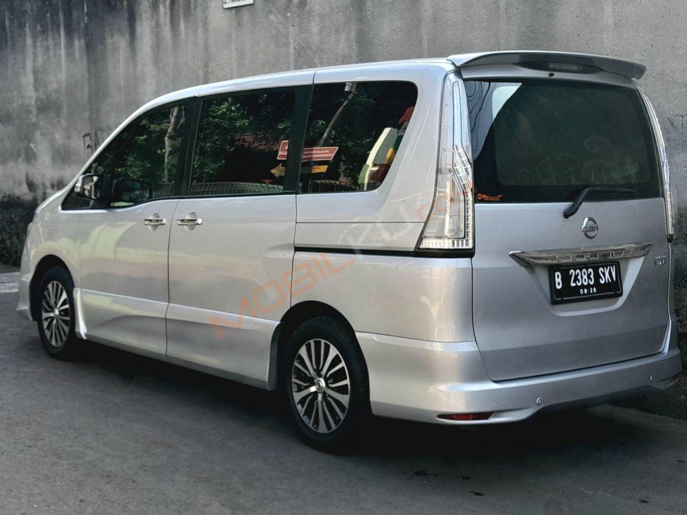 Mobil Nissan Serena 2016