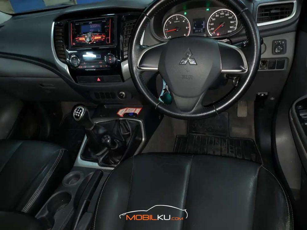 Mobil Mitsubishi Triton 2016