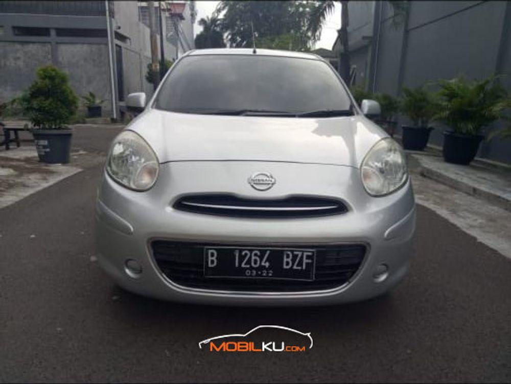 Mobil Nissan March 2012