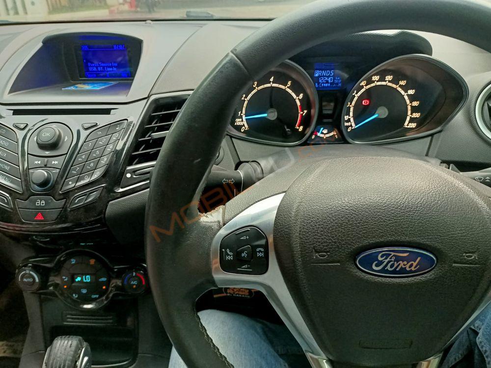 Mobil Ford Fiesta 2014