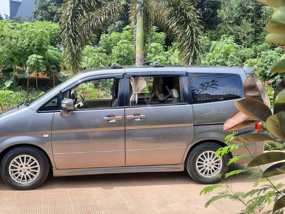 Mobil Nissan Serena 2012