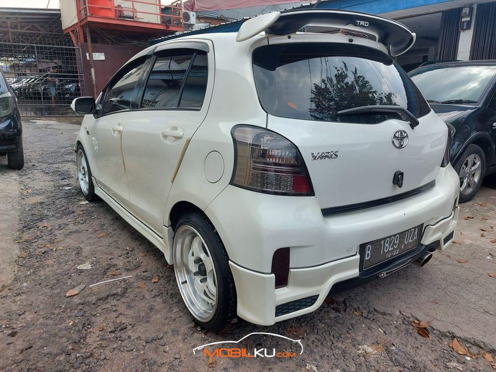 Mobil Toyota Yaris 2012