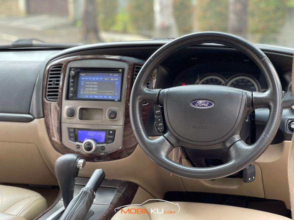 Mobil Ford Escape 2011