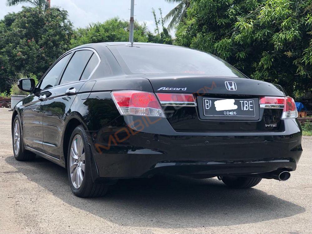 Mobil Honda Accord 2011