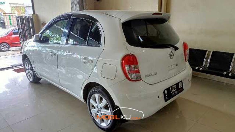 Mobil Nissan March 2012