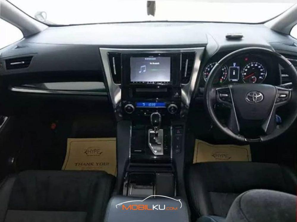 Mobil Toyota Vellfire 2016